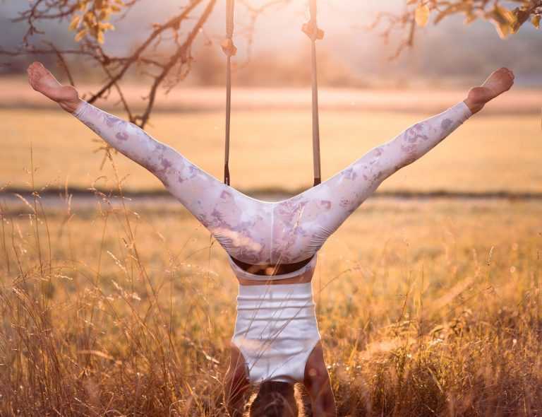 Fly High Yoga wurde in Bali gegründet und ist eine Form des Yoga, bei welcher Yogahaltungen mit Hilfe eines an der Decke befestigten Yoga-Gurtes ausgeführt werden. Der Gurt kann auf unzählige Arten und Weisen dabei helfen, Yogahaltungen erreichbarer zu machen, sie tiefer zu spüren oder neu zu entdecken. Der Yoga-Gurt gibt dabei viele Variationsmöglichkeiten. Bei Fly High Yoga geht es hauptsächlich um Spaß, Integrität, Achtsamkeit, Mut und Community.